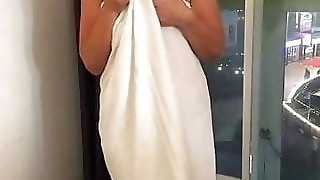milf drops towel to flash passersby